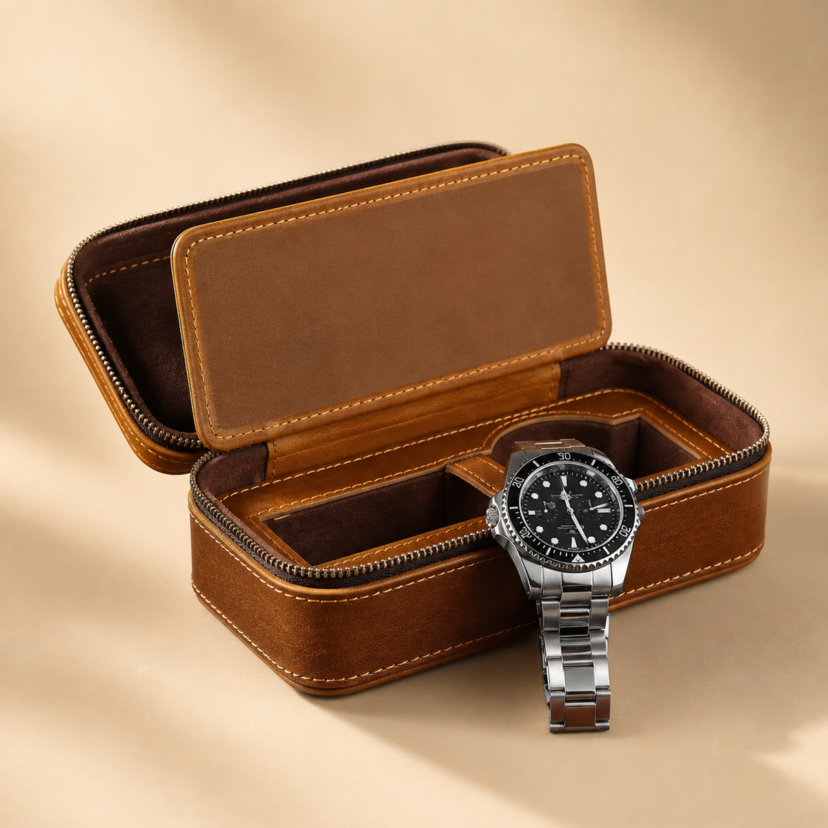 Étui de voyage zippé en cuir caramel ouvert avec 1 montre, vue de face