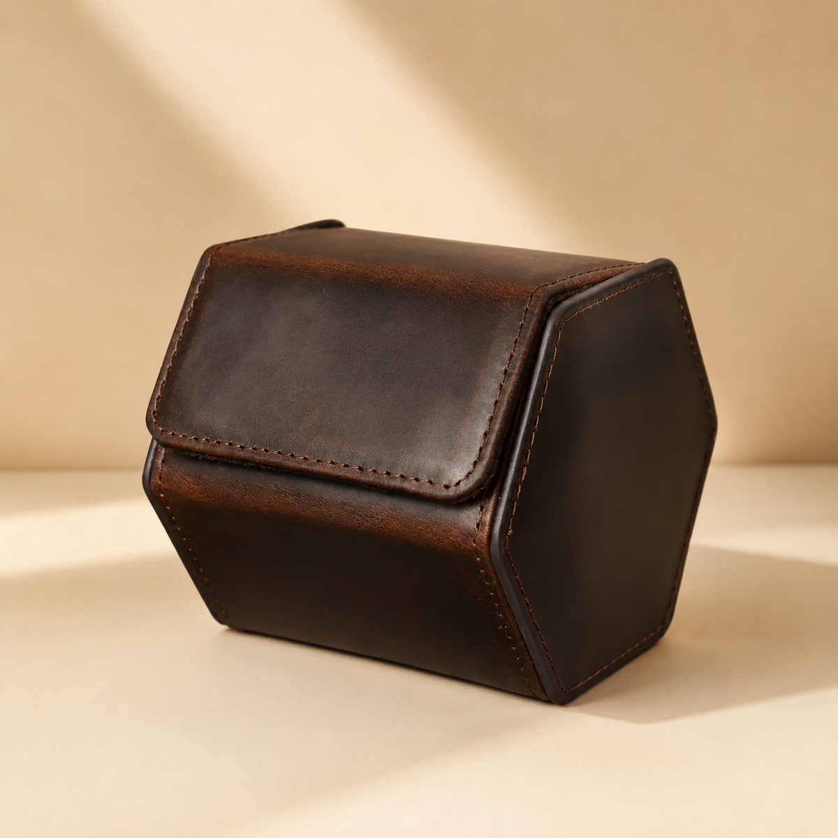 Étui à montre hexagonal en cuir marron fermé
