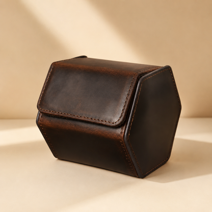 Étui à montre hexagonal en cuir marron fermé
