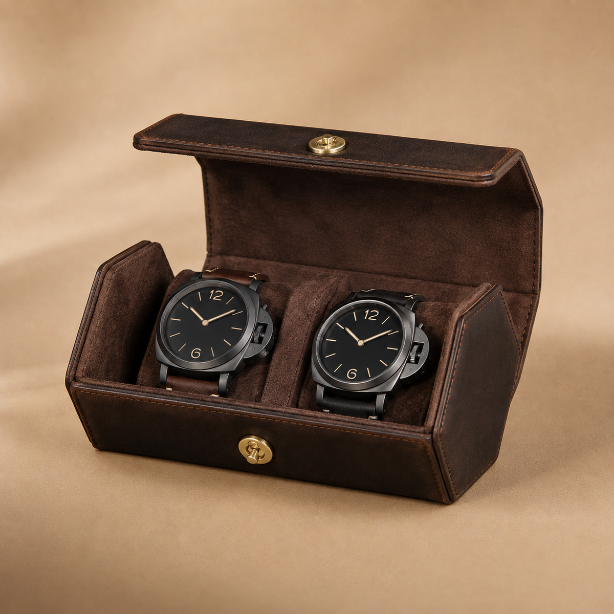 Étui à montres en cuir marron ouvert avec 2 montres noires