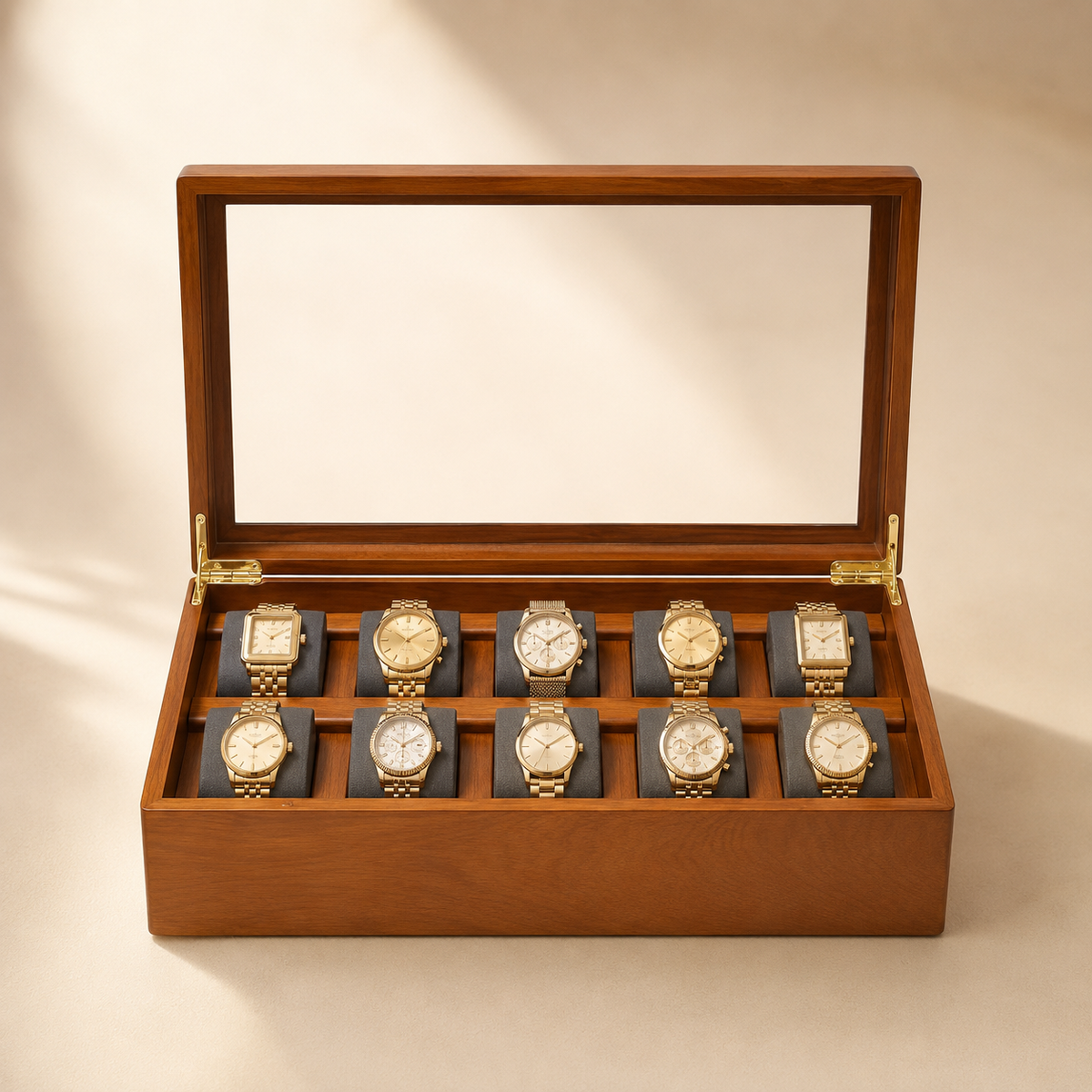 Boîte à montres en bois massif clair, ouverte avec 10 montres dorées, sur fond clair