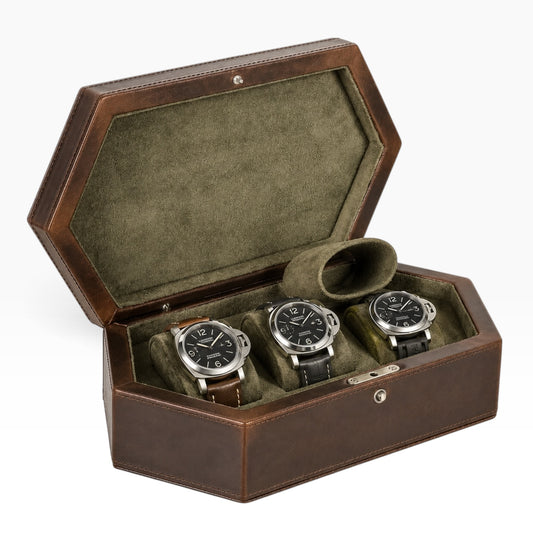 Boîte à montres hexagonale en cuir marron ouverte avec 3 montres