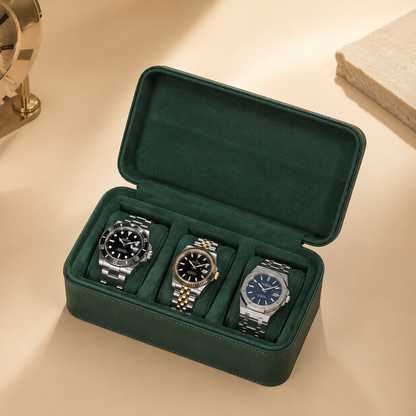Étui à montres en cuir vert ouvert avec 3 montres