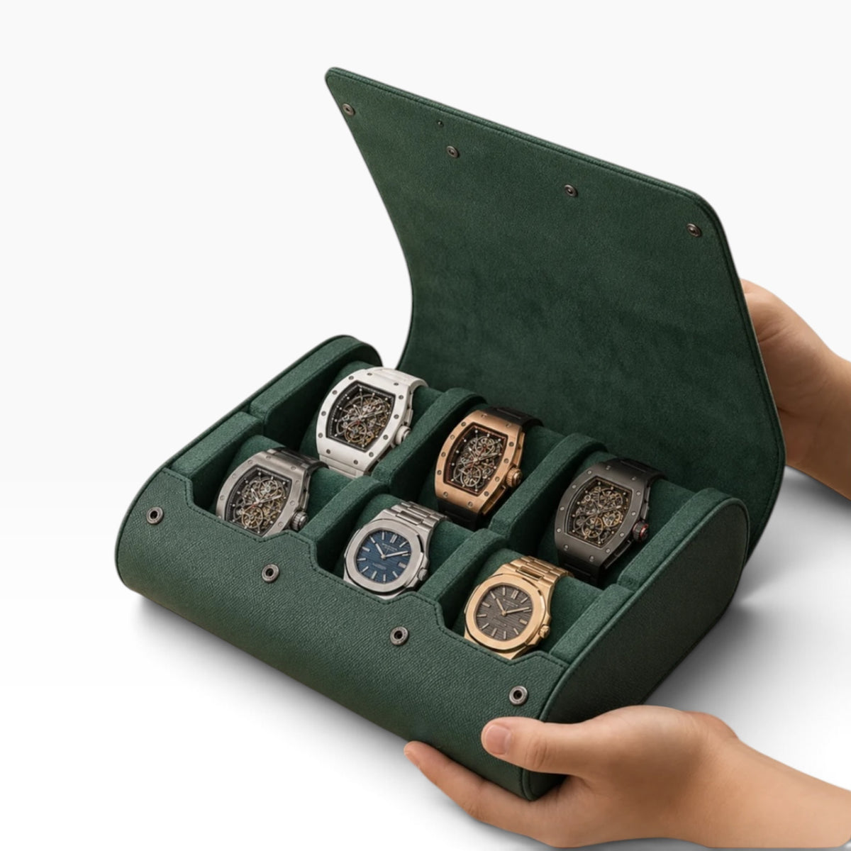 Étui à montres de voyage en cuir végan vert, ouvert avec 6 montres, tenu à la main