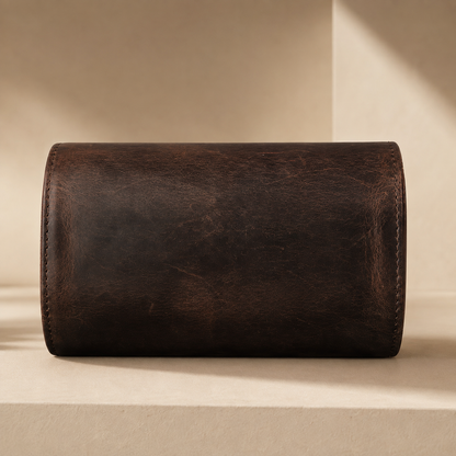 Étui à montres en cuir marron fermé, autre angle