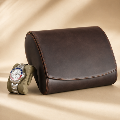 Étui de voyage à montres en cuir véritable marron fermé, avec une montre posée sur un coussin sorti