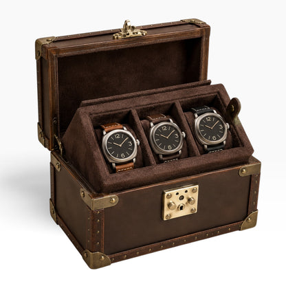 Malle à montres vintage en cuir marron ouverte avec 3 montres