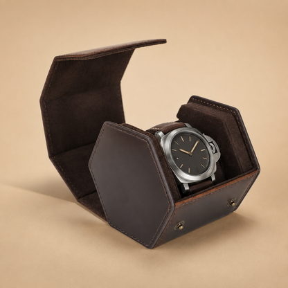 Étui à montre hexagonal en cuir marron ouvert avec 1 montre, vue de face