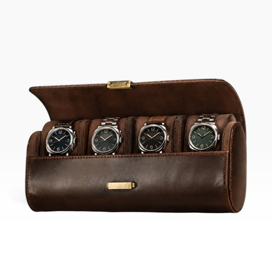 Étui roulé à montres de voyage en cuir marron ouvert avec 4 montres