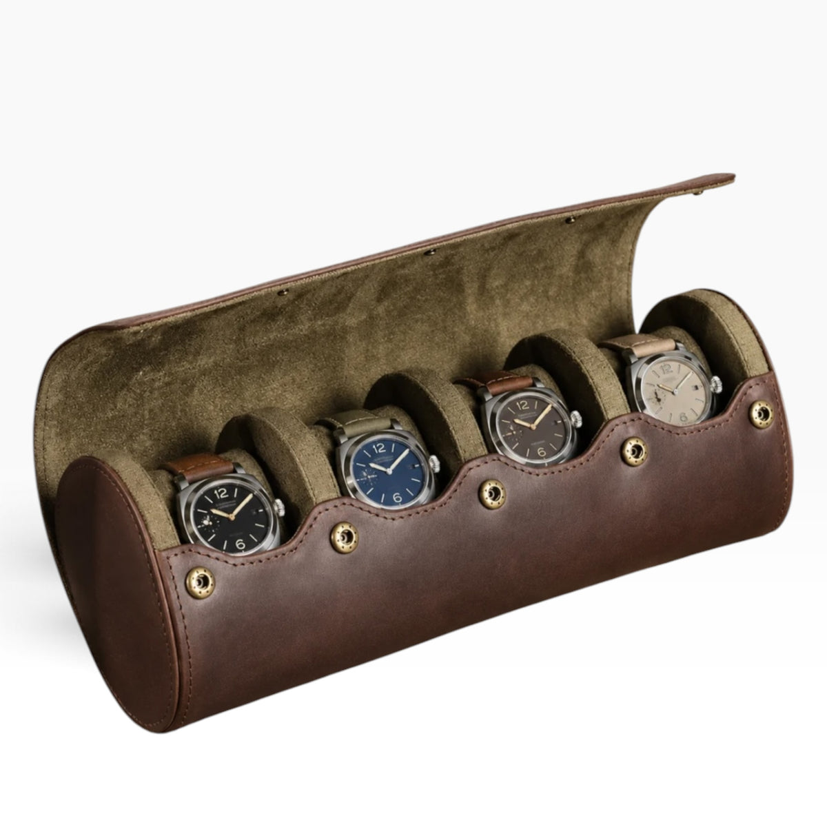 Étui de voyage à montres en cuir nubuck huilé marron, ouvert avec 4 montres