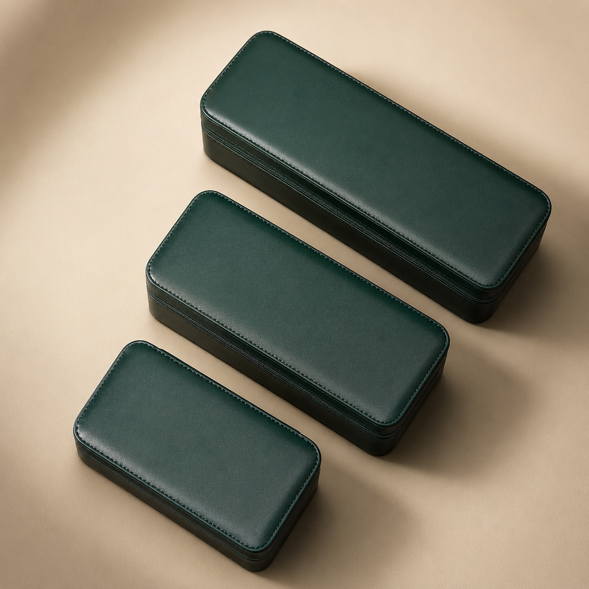 Étuis à montres en cuir vert foncé de trois tailles différentes, fermés