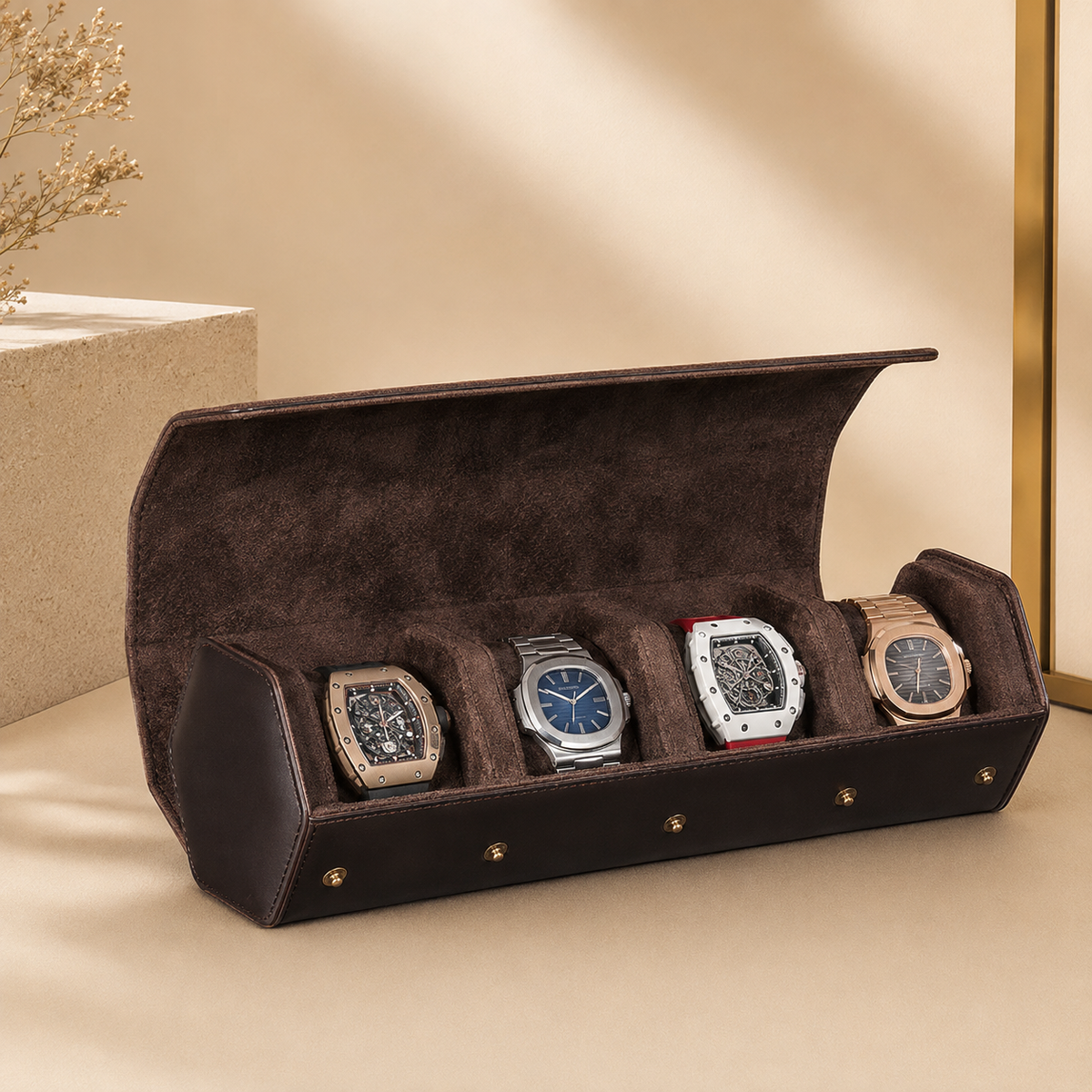 Étui à montres en cuir marron ouvert avec 4 montres – vue 2