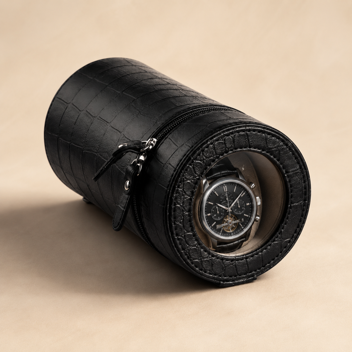 Remontoir à montre automatique en cuir noir effet croco, fenêtre transparente laissant voir une montre à l'intérieur