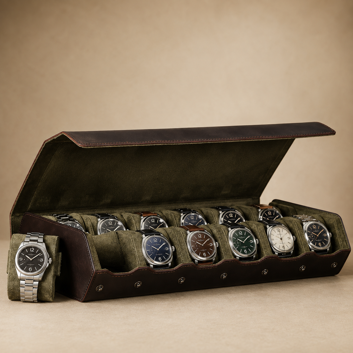 Boîte à montres en cuir marron, ouverte avec 12 montres, sur fond clair
