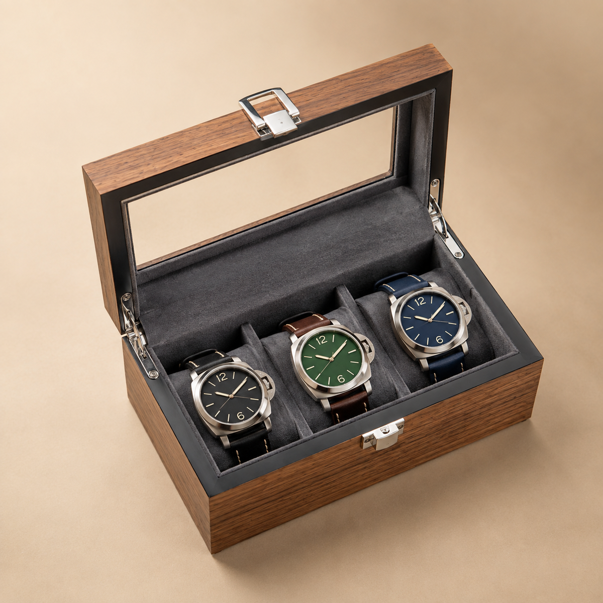 Boîte à montres en bois de noyer noir, ouverte avec 3 montres, intérieur gris et couvercle vitré