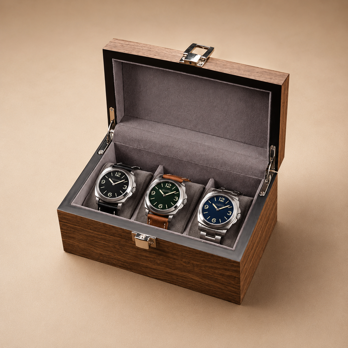 Boîte à montres en bois de noyer noir, ouverte avec 3 montres différentes