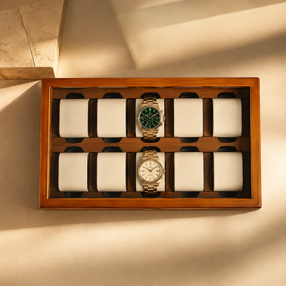 Boîte à montres en bois massif clair, vue de dessus, 10 compartiments avec 2 montres présentées