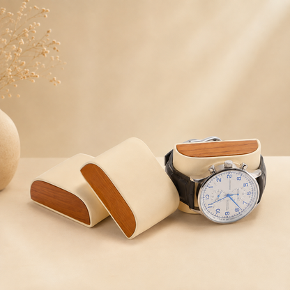 Détail des coussins amovibles en bois et microfibre crème de la boîte à montres, avec une montre posée