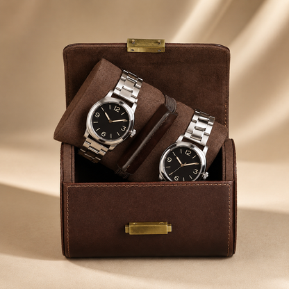 Étui de voyage à montres en cuir pleine fleur marron, ouvert avec 2 montres, en décor
