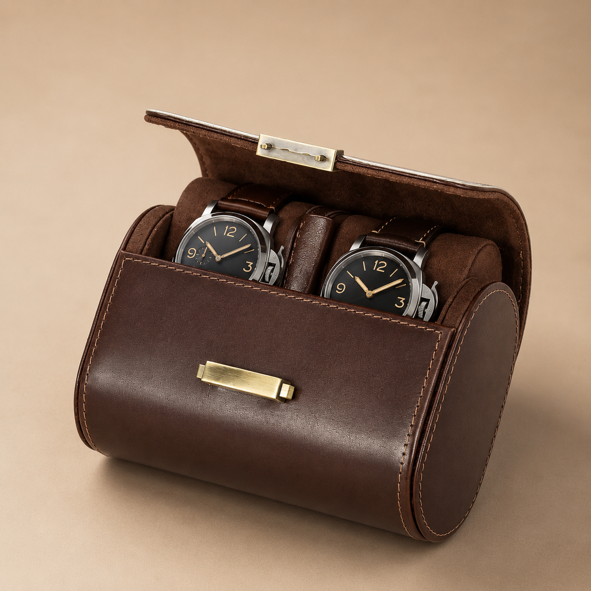 Étui de voyage à montres en cuir pleine fleur marron, ouvert avec 2 montres, autre angle