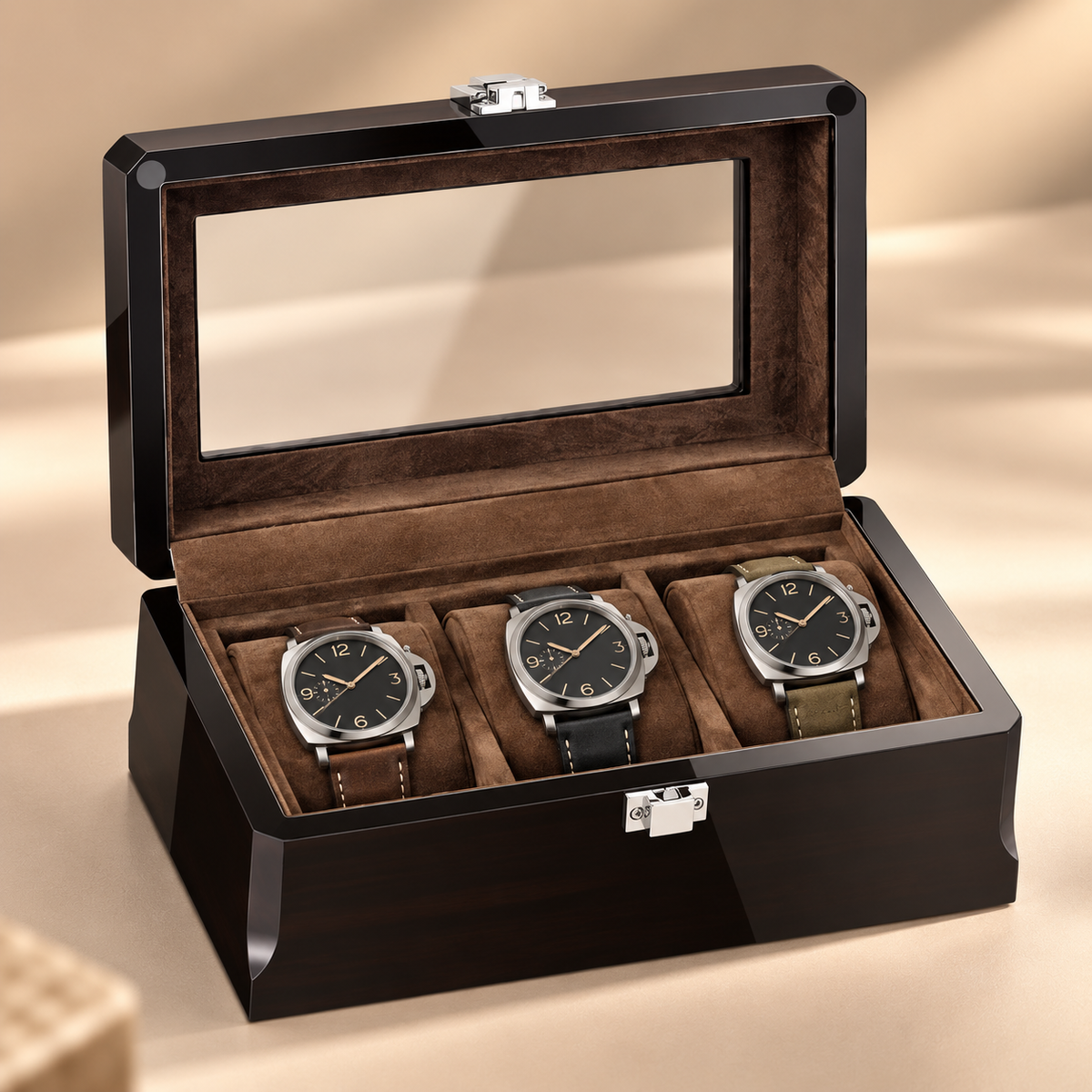 Boîte à montres en bois laqué ébène, ouverte avec 3 montres, en décor
