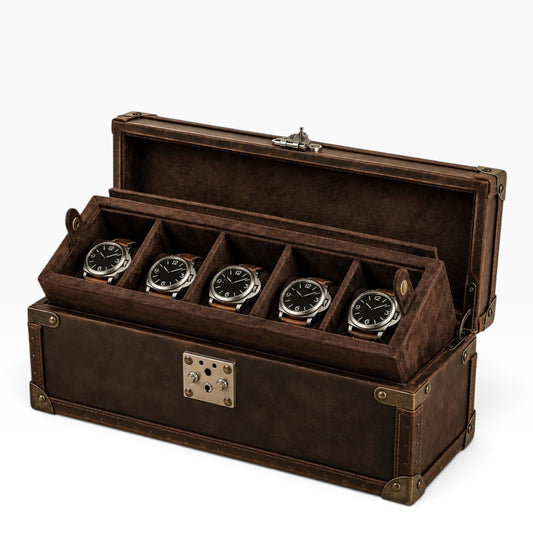 Malle à montres vintage en cuir marron ouverte avec 5 montres