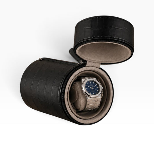 Remontoir à montre automatique en cuir noir effet croco, forme cylindrique, ouvert avec 1 montre