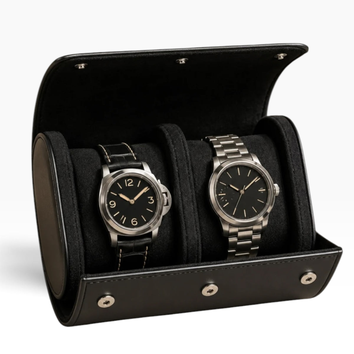 Étui de voyage à montres en cuir noir, ouvert avec 2 montres, intérieur velours noir