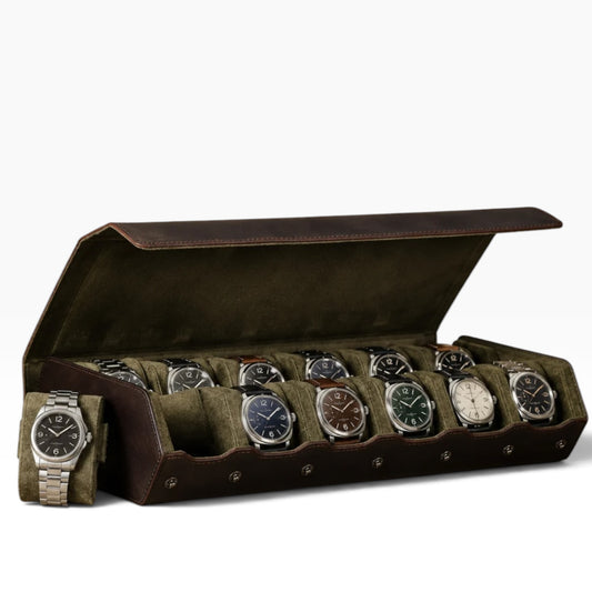 Boîte à montres en cuir marron, ouverte avec 12 montres, intérieur velours kaki, avec une montre supplémentaire posée à part