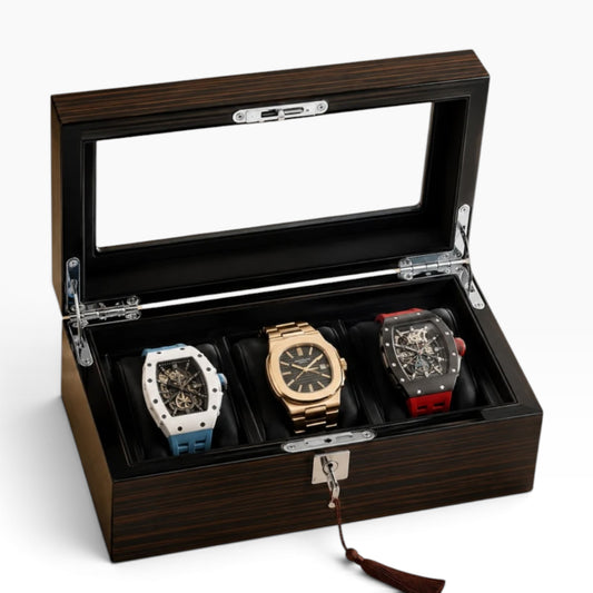 Boîte à montres en bois ouverte avec 3 montres