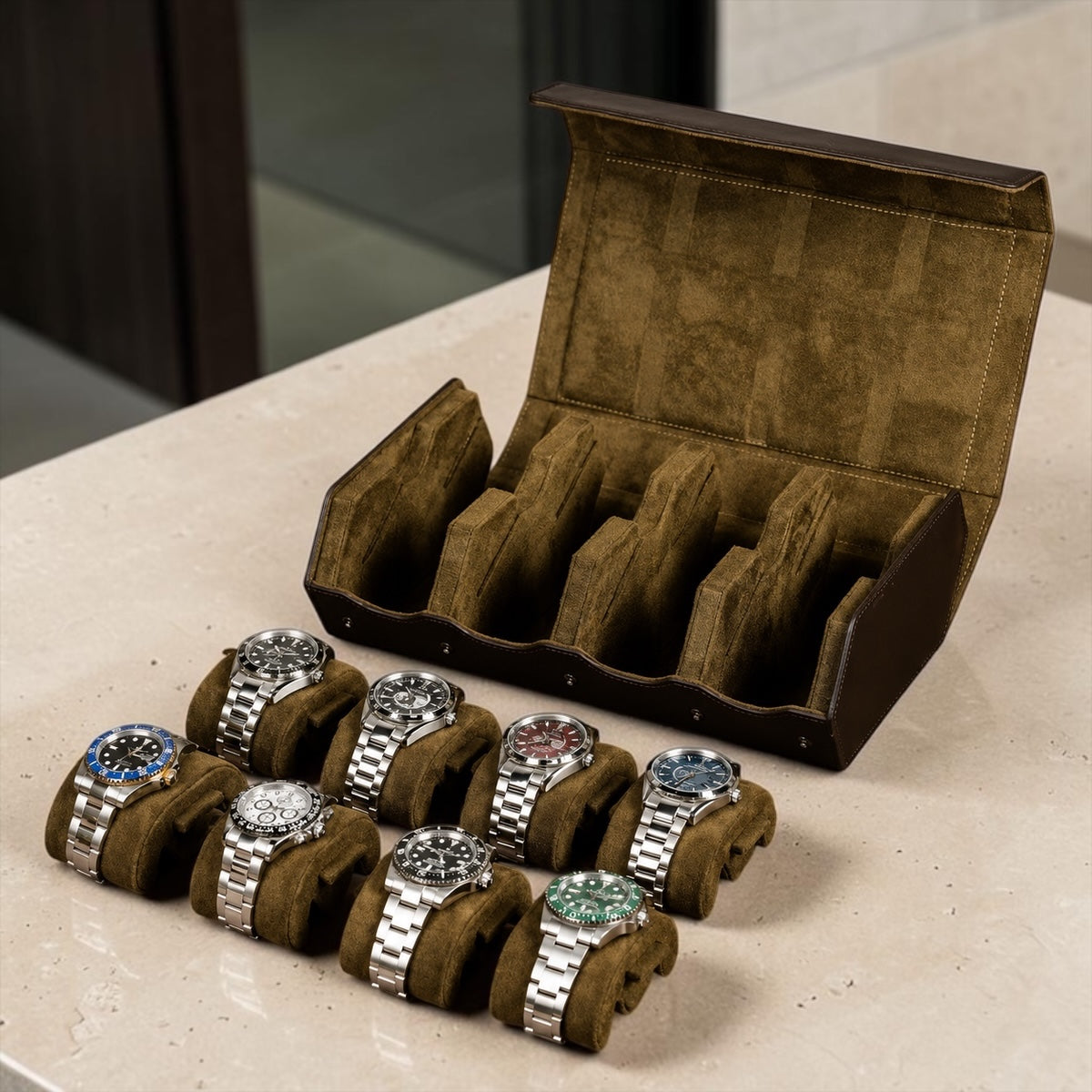 Boîte à montres marron ouverte avec 8 compartiments