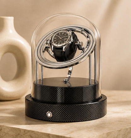 Remontoir gyroscopique noir carbone avec montre sous cloche, vue de face
